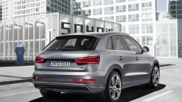 Audi Q3 - tył - reflektory włączone