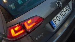 Volkswagen Golf VII Variant TDI - galeria redakcyjna (3) - lewy tylny reflektor - włączony