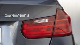 BMW 328i Touring (F31) - prawy tylny reflektor - wyłączony