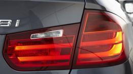 BMW 328i Touring (F31) - prawy tylny reflektor - włączony
