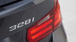 BMW 328i Touring (F31) - prawy tylny reflektor - włączony