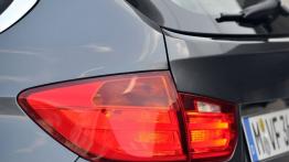 BMW 328i Touring (F31) - lewy tylny reflektor - włączony