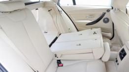 BMW 328i Touring (F31) - tylna kanapa złożona, widok z boku