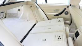BMW 328i Touring (F31) - tylna kanapa złożona, widok z boku