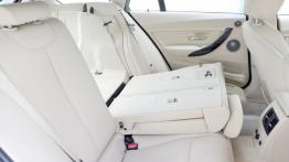 BMW 328i Touring (F31) - tylna kanapa złożona, widok z boku