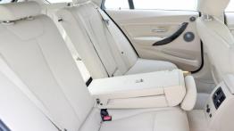 BMW 328i Touring (F31) - tylna kanapa złożona, widok z boku