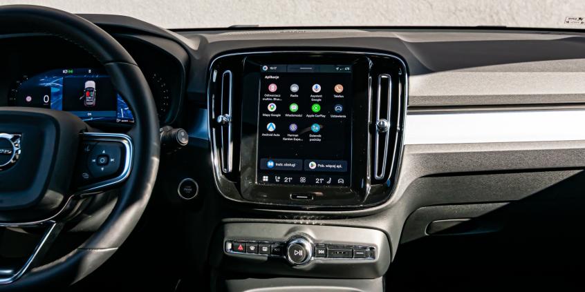 Test: Volvo XC40 B4 Ultra Black Edition to weteran, który nie boi się młodzieży. Ma parę blizn i wciąż wiele atutów