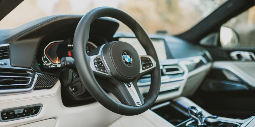 BMW X6 M50i – barok na kołach