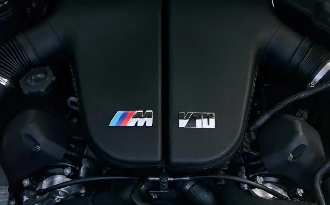 Takiego BMW X5 jeszcze nie było. V10 z M5 i sześciobiegowy manual