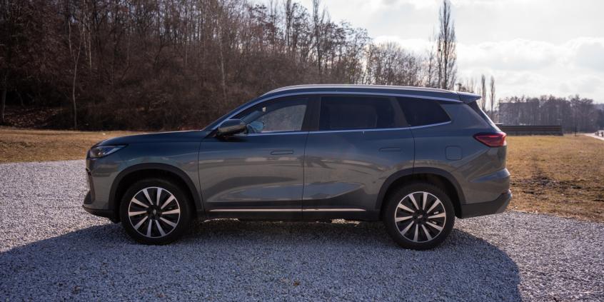 Chery Tiggo 8 Super Hybrid Prestige nie jest złe, lecz padło ofiarą większego brata