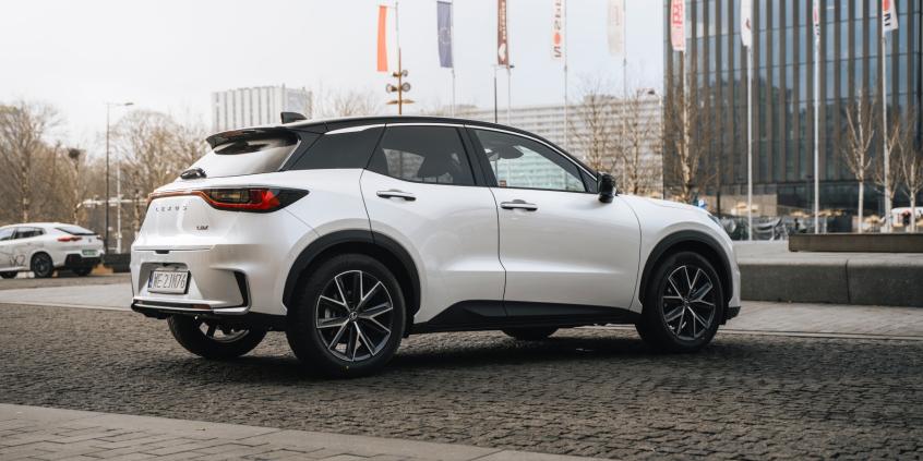 Lexus LBX E-Four Cool to wyjątkowe połączenie Mini i Toyoty. Ideał miejskiego premium