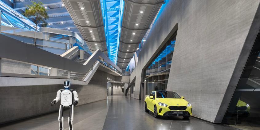 Nowy "pracownik" BMW ma koła zamiast nóg i nie zna zmęczenia. Robot AEON rusza do pracy w zakładzie w Lipsku