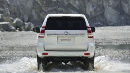 Toyota Land Cruiser 150 Facelifting (2014) - widok z tyłu