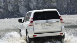 Toyota Land Cruiser 150 Facelifting (2014) - widok z tyłu