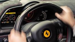 Ferrari 458 Speciale (2014) - kierownica