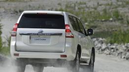 Toyota Land Cruiser 150 Facelifting (2014) - widok z tyłu