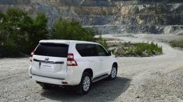 Toyota Land Cruiser 150 Facelifting (2014) - widok z tyłu