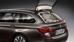BMW serii 5 Touring F11 Facelifting (2014) - tył - bagażnik otwarty