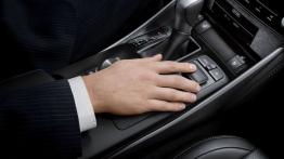 Lexus IS 300h (2014) - tunel środkowy między fotelami