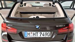 BMW serii 5 Touring F11 Facelifting (2014) - tył - bagażnik otwarty