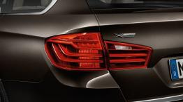 BMW serii 5 Touring F11 Facelifting (2014) - lewy tylny reflektor - włączony