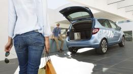 Opel Meriva II Facelifting (2014) - tył - bagażnik otwarty