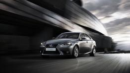 Lexus IS III 300h (2014) - przód - reflektory włączone