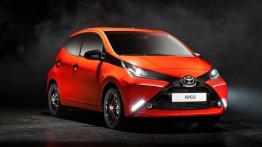 Toyota Aygo II (2014) - przód - reflektory włączone