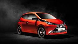Toyota Aygo II (2014) - przód - reflektory włączone