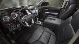Toyota Tundra 2014 - widok ogólny wnętrza z przodu