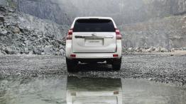 Toyota Land Cruiser 150 Facelifting (2014) - widok z tyłu