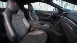 Maserati GranTurismo MC Stradale (2014) - widok ogólny wnętrza z przodu