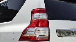 Toyota Land Cruiser 150 Facelifting (2014) - lewy tylny reflektor - wyłączony