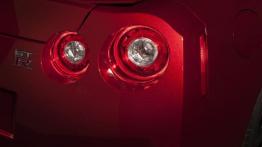 Nissan GT-R 2014 - prawy tylny reflektor - włączony