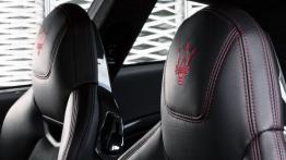 Maserati GranTurismo MC Stradale (2014) - zagłówek na fotelu kierowcy, widok z przodu