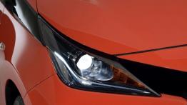 Toyota Aygo II (2014) - prawy przedni reflektor - włączony