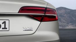 Audi A8 L W12 6.3 FSI quattro Facelifting (2014) - prawy tylny reflektor - wyłączony