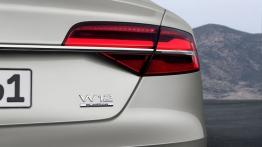 Audi A8 L W12 6.3 FSI quattro Facelifting (2014) - prawy tylny reflektor - włączony