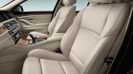 BMW serii 5 Touring F11 Facelifting (2014) - fotel kierowcy, widok z przodu