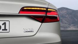 Audi A8 L W12 6.3 FSI quattro Facelifting (2014) - prawy tylny reflektor - włączony