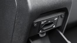 Peugeot 308 SW II (2014) - gniazdko 230V z tyłu