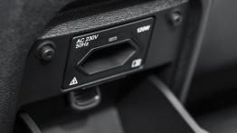 Peugeot 308 SW II (2014) - gniazdko 230V z tyłu