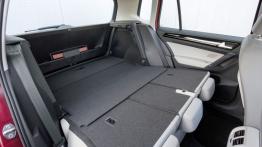 Volkswagen Golf VII Sportsvan (2014) - tylna kanapa złożona, widok z boku