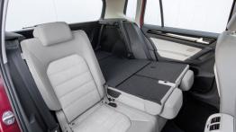 Volkswagen Golf VII Sportsvan (2014) - tylna kanapa złożona, widok z boku