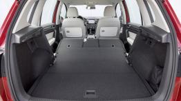 Volkswagen Golf VII Sportsvan (2014) - tylna kanapa złożona, widok z bagażnika