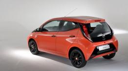 Toyota Aygo II (2014) - tył - reflektory włączone