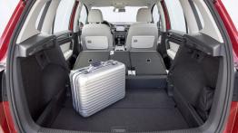 Volkswagen Golf VII Sportsvan (2014) - tylna kanapa złożona, widok z bagażnika
