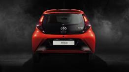 Toyota Aygo II (2014) - tył - reflektory włączone