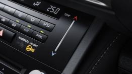 Lexus IS 300h (2014) - panel sterowania wentylacją i nawiewem