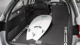 Peugeot 308 SW II (2014) - tylna kanapa złożona, widok z bagażnika
